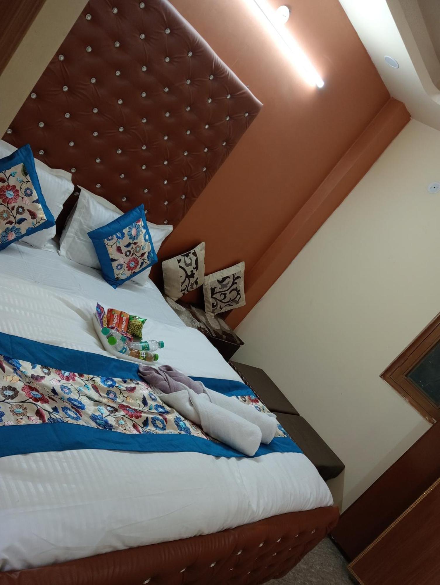 Shri Krishna Deep Residency * New Delhi